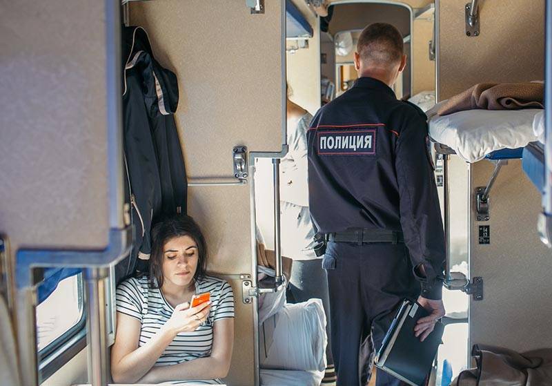 Пассажир поезда напал на полицейского, пожаловавшись на него маме