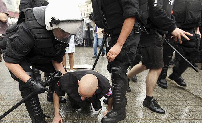 Gazeta Wyborcza (Польша): акция полиции у торгового центра в Кракове