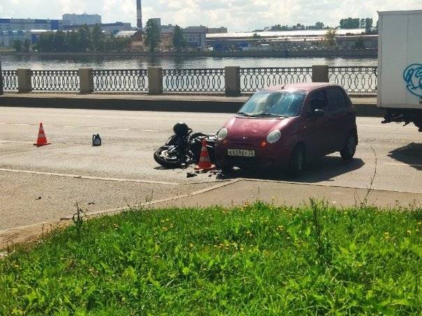 На Октябрьской набережной в ДТП пострадал мотоциклист