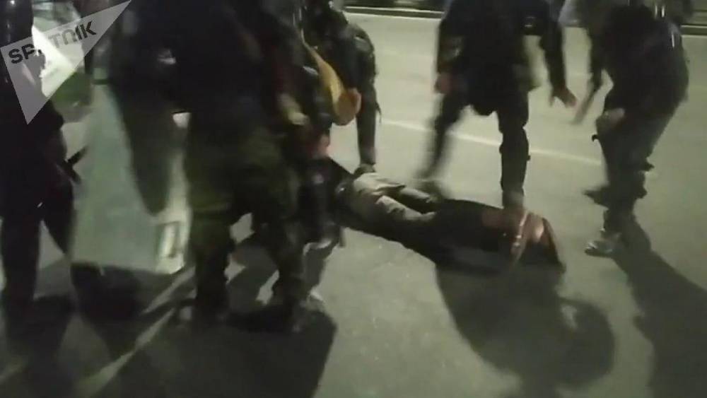 Один человек получил огнестрельное ранение: что происходит на площади Бишкека