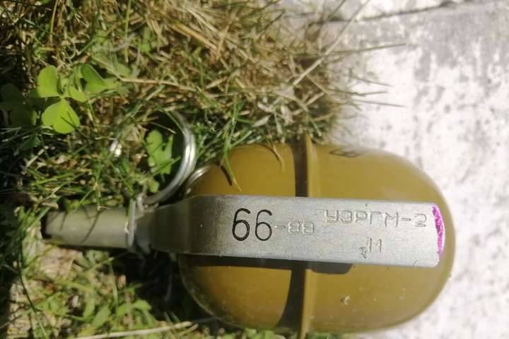 Жительница Броваров в Киевской области нашла гранату у своего дома