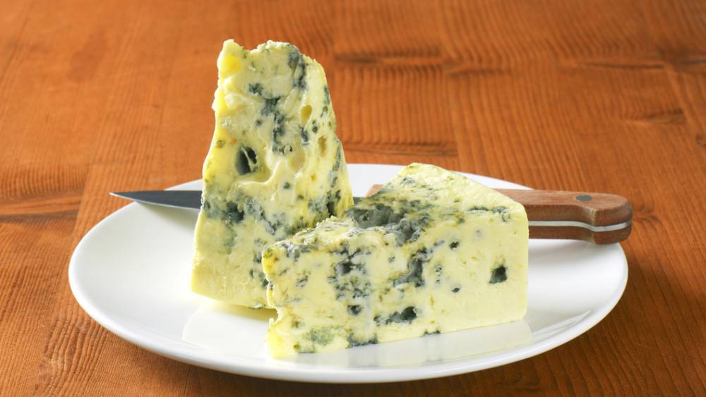 "Опасен даже один кусочек": Кому нельзя есть сыр с плесенью