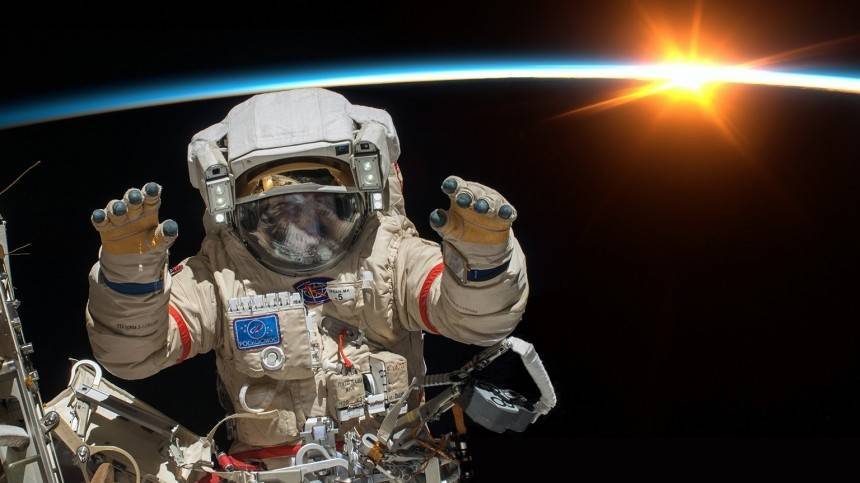 Видео: Сколько зарабатывают космонавты в России