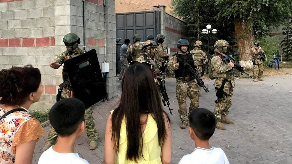 Задержание Атамбаева: силовики протаранили ворота бронемашиной