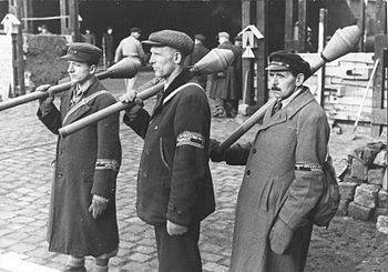 &nbsp;«Пушечное мясо Гитлера»:&nbsp;как старики и дети защищали Германию без оружия | Русская семерка