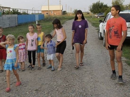 Больше четверти детей в России оказались за чертой бедности