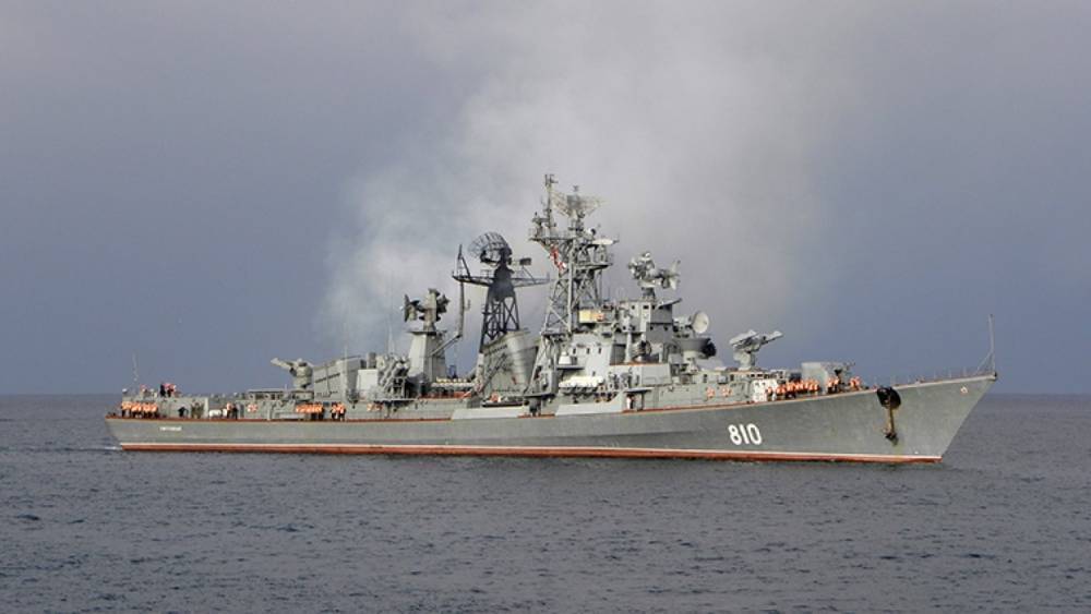 Сторожевой корабль ВМС РФ взял на сопровождение эсминец США в Черном море