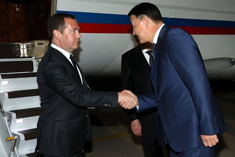 Медведев прилетел в Киргизию