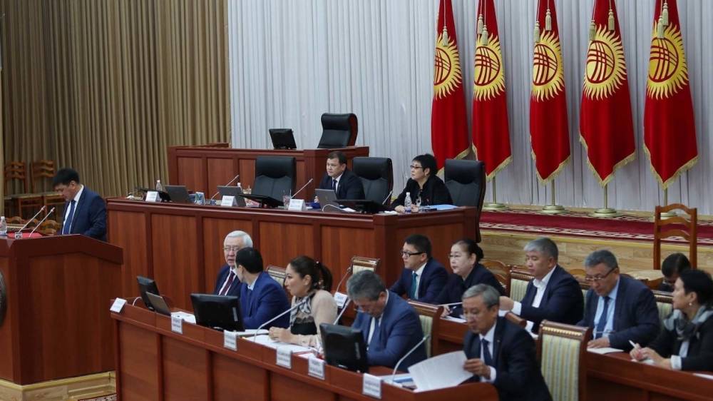 Парламент Киргизии не стал объявлять чрезвычайное положение из-за ситуации с Атамбаевым