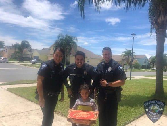 Пятилетний мальчик набрал 911 и сказал, что очень голоден. И полицейские привезли ему пиццу