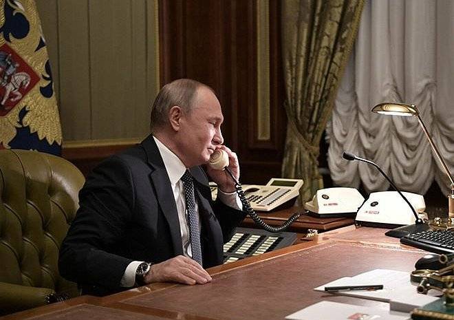 В Кремле рассказали подробности телефонного разговора Путина с Зеленским