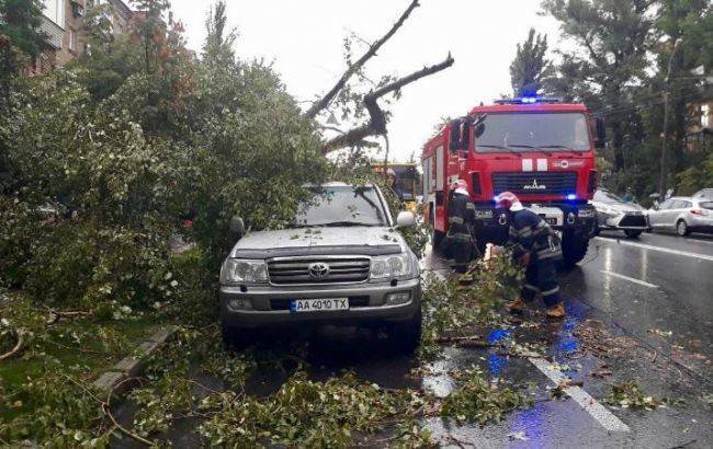 Ураган в Киеве: спасатели рассказали о последствиях