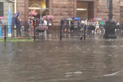 Жители Петербурга показали затопленные ливнем улицы
