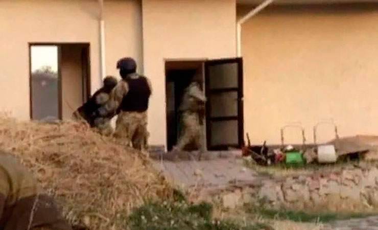 Спецназ прорвался на территорию резиденции бывшего президента Киргизии Алмазбека Атамбаева