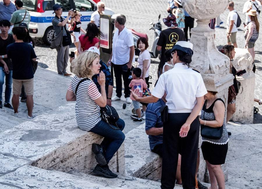 Туристам запретили сидеть на Испанской лестнице в Риме