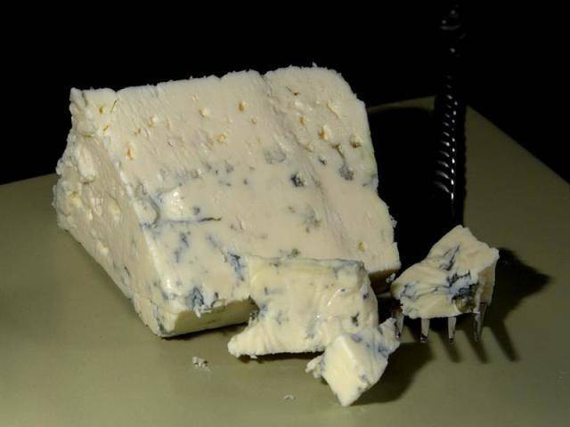 Диетолог предупредила об опасности сыра с плесенью
