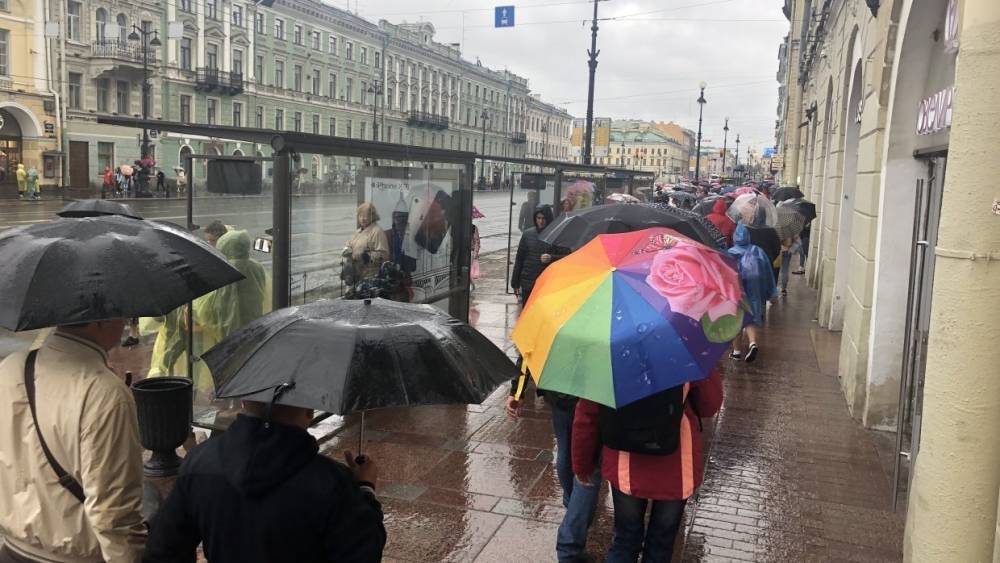 Последствия мощного ливня в Петербурге попали на видео