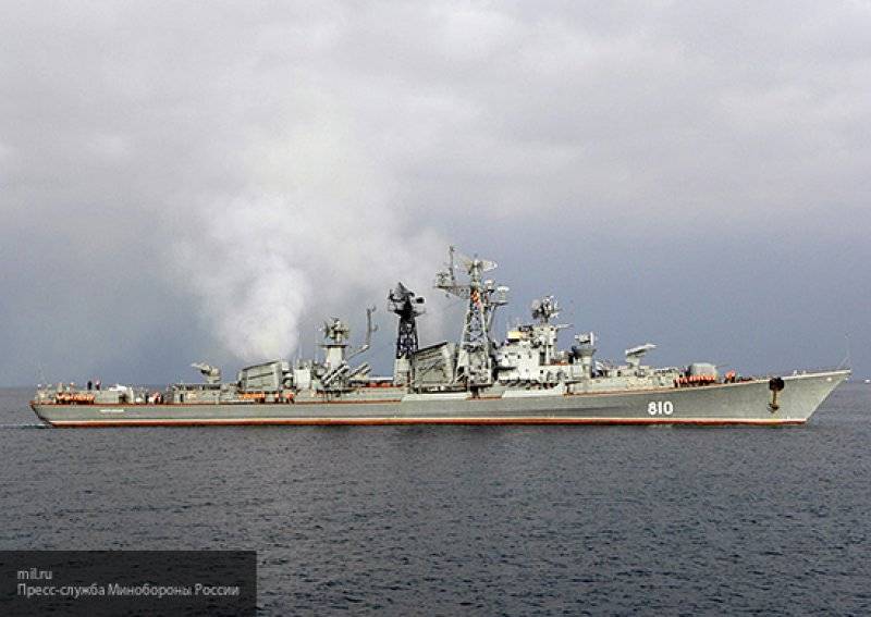 Сторожевой корабль "Сметливый" взял на сопровождение эсминец США в Черном море