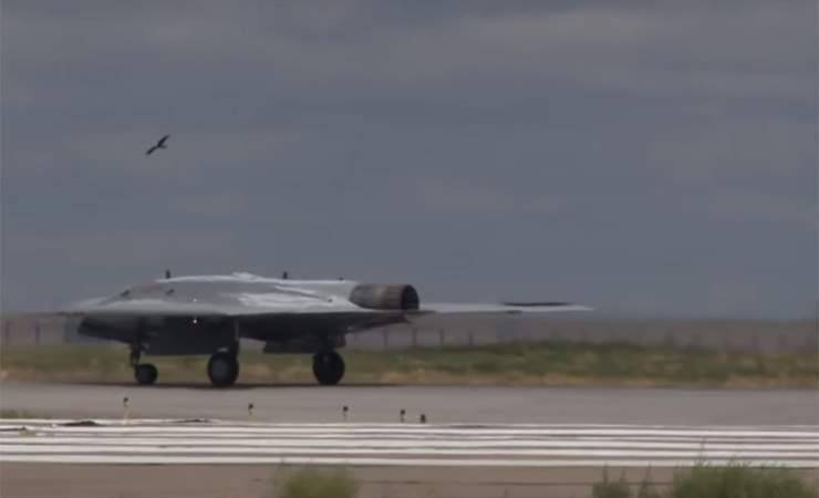 Минобороны РФ опубликовало видео первого полета тяжелого беспилотника «Охотник»