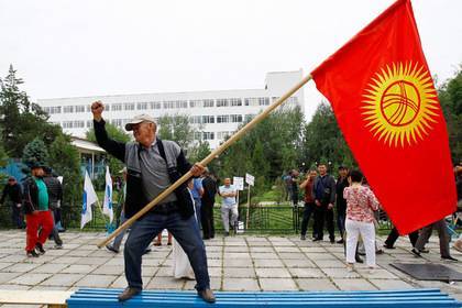 В Бишкеке закрылись банки и торговые центры из-за митинга сторонников Атамбаева
