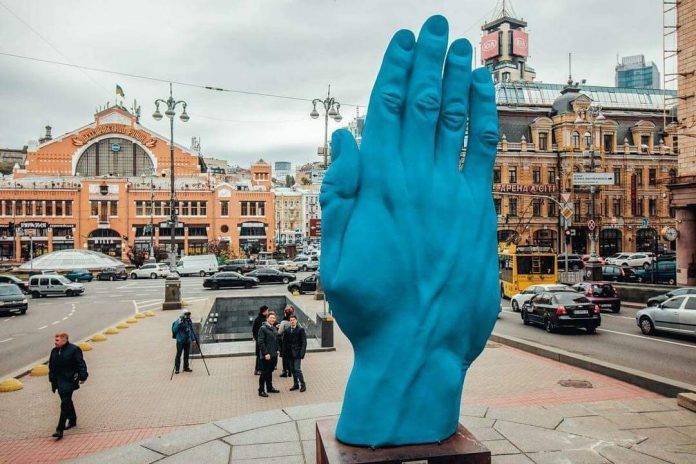 В Киеве неизвестные демонтировали огромную синюю руку | Новороссия
