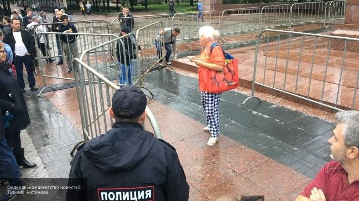 Сенатор Михайлов указал на то, что на незаконную акцию в Москве вышли «полторы калеки»