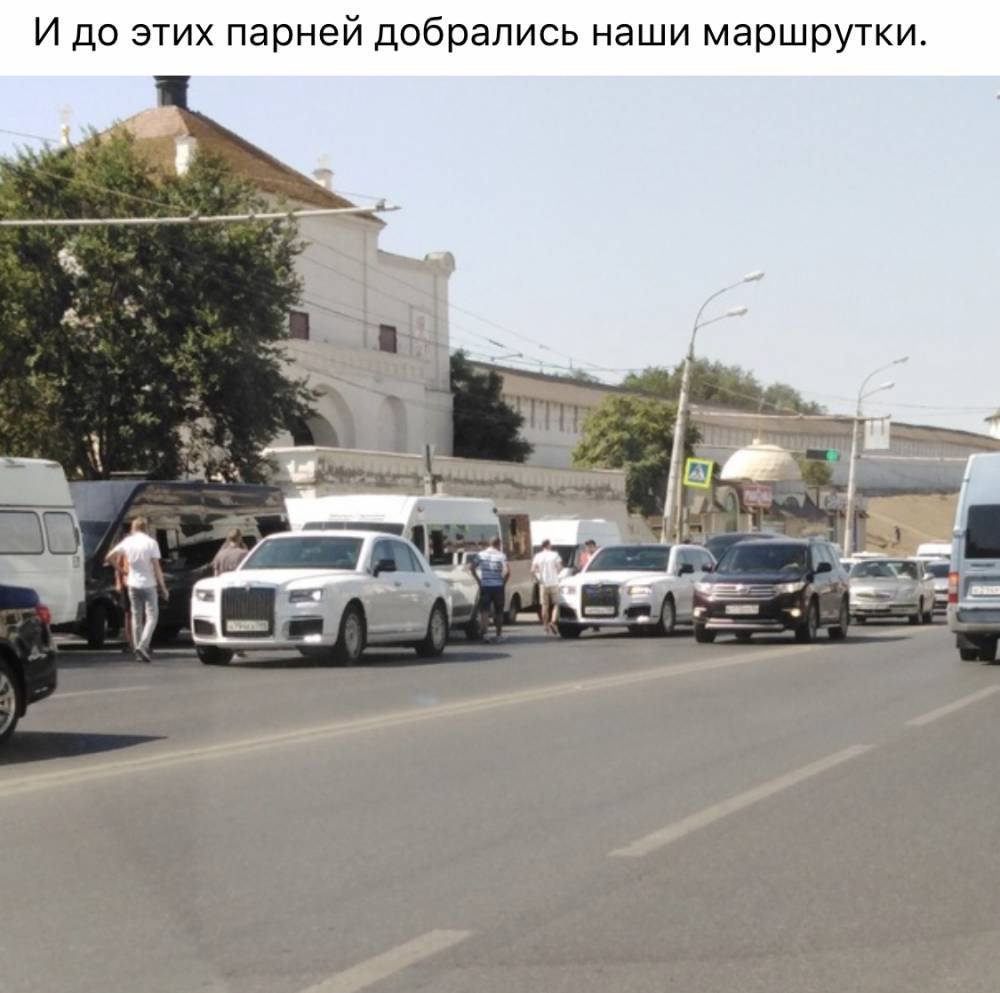 Президентский Aurus попал в Астрахани в аварию