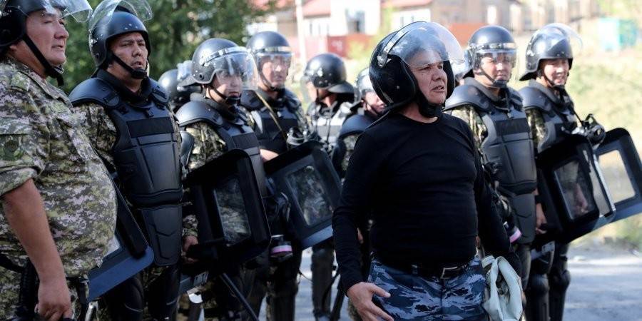 В Кыргызстане силовики жестко разогнали митинг сторонников экс-президента Атамбаева
