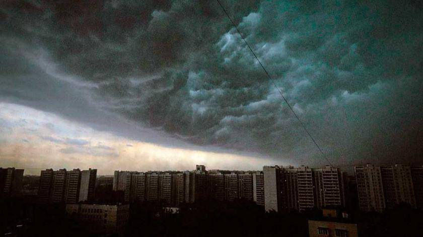 Гроза и град: синоптики предупредили о страшной буре в Москве