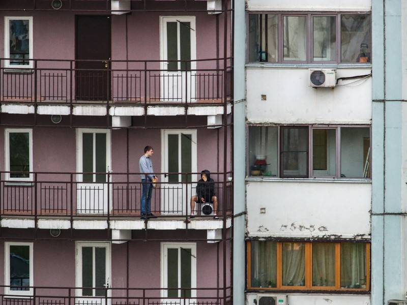 Петербуржцу грозит колония из-за выброшенной с 15-го этажа бутылки