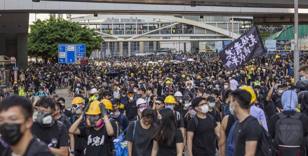 В Гонконге опять неспокойно: демонстранты устроили акцию в аэропорту