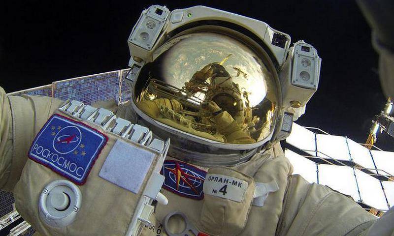 Какую зарплату получают российские космонавты