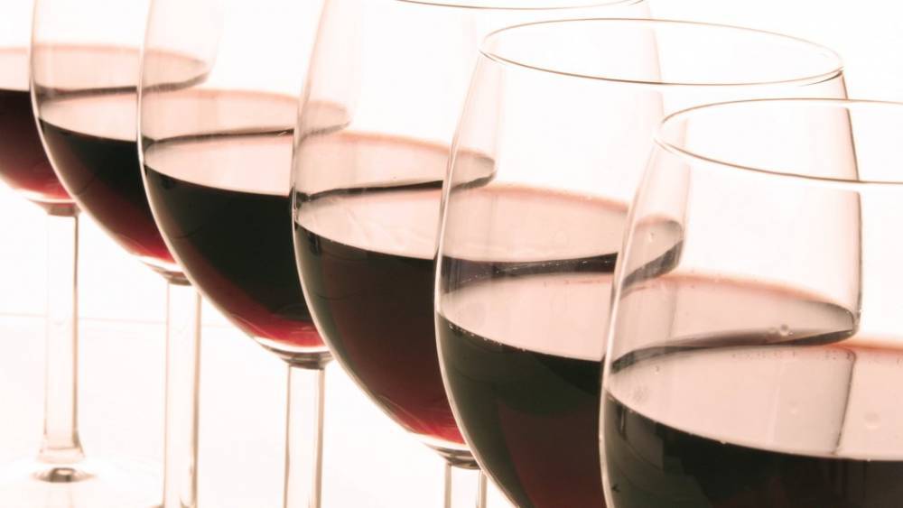 Польза красного вина преувеличена: Кардиохирург развеял популярный миф