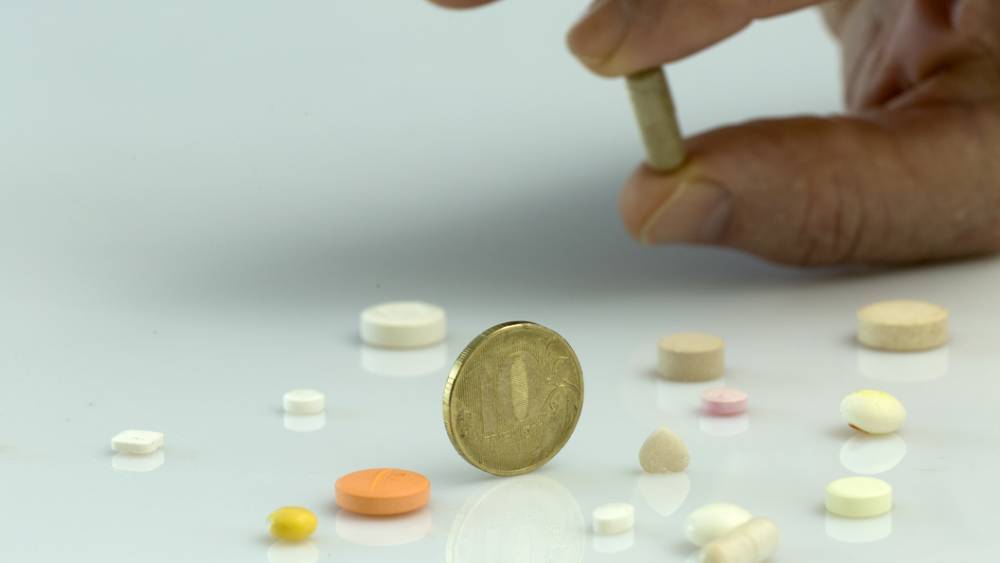 "Чем дороже продаешь, тем больше бонус": Из аптек исчезают дешевые лекарства - СМИ