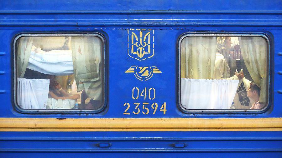 Пассажиры украинского поезда сняли на видео потоп в купе во время дождя