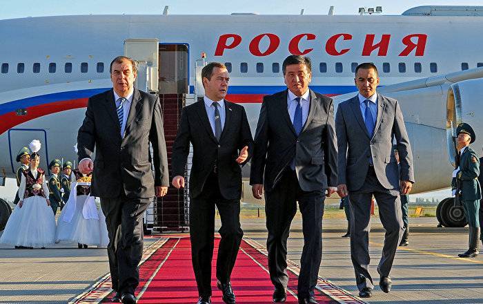 Дмитрий Медведев прибыл в Бишкек | Вести.UZ