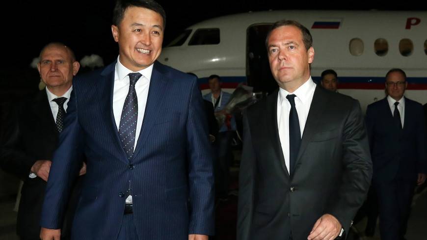 Медведев: Ситуация с Атамбаевым – внутреннее дело Кыргызстана