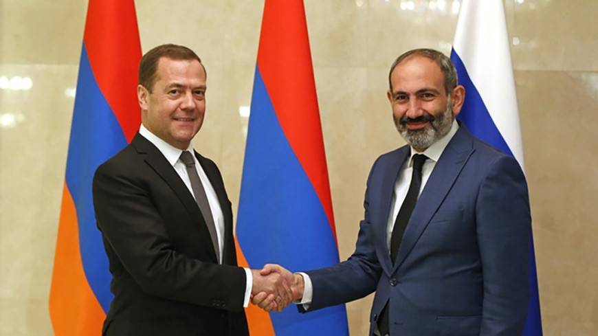 Медведев и Пашинян пообщались на полях межправсовета ЕАЭС