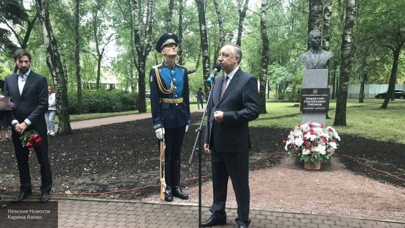 Беглов открыл памятник Герою Советского Союза Викентию Грязнову в Авиагородке