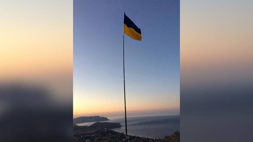 В Крыму пригрозили националистам, поднявшим на полуострове украинский флаг