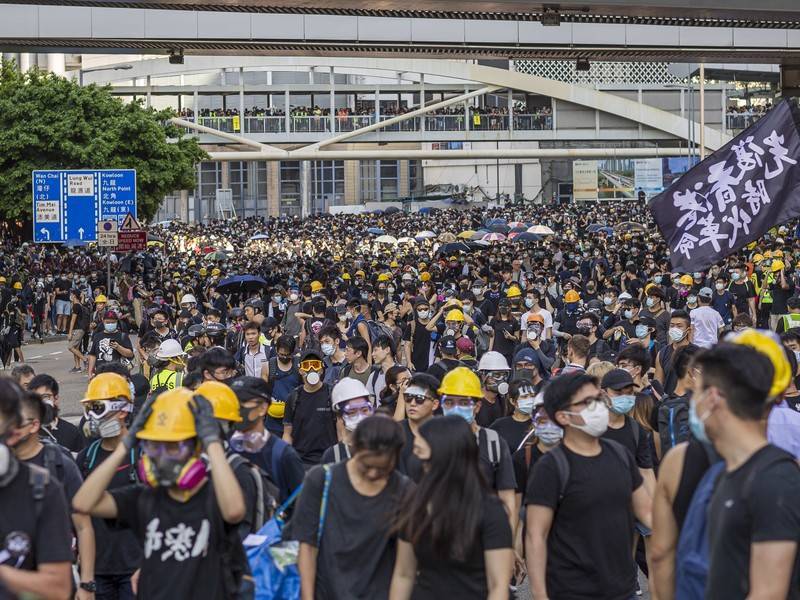 Сотни человек начали акцию протеста в аэропорту Гонконга