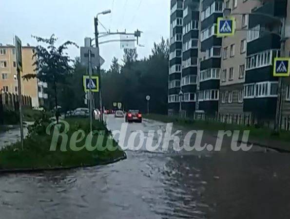 Улицу Ломоносова в Смоленске затопило
