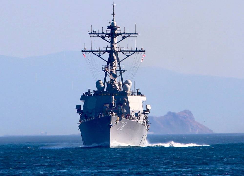 Американский эсминец вошел в Черное море: Россия выслала свой корабль