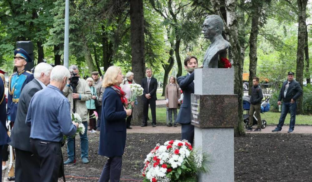Памятник бортмеханику Викентию Грязнову открыли в Авиагородке