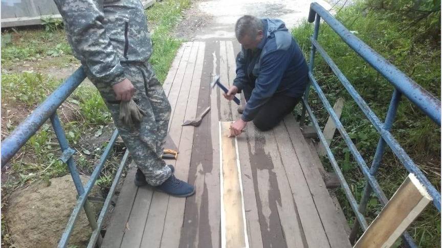 На мостике через Чумовицу в Нововятске заменили доски - 1istochnik.ru