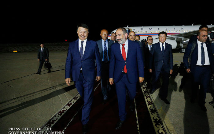 Пашинян отправился в Кыргызстан: запланированы переговоры с Медведевым