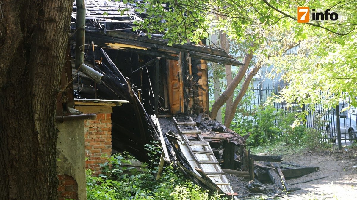 В центре Рязани горел старый деревянный дом – РИА «7 новостей»