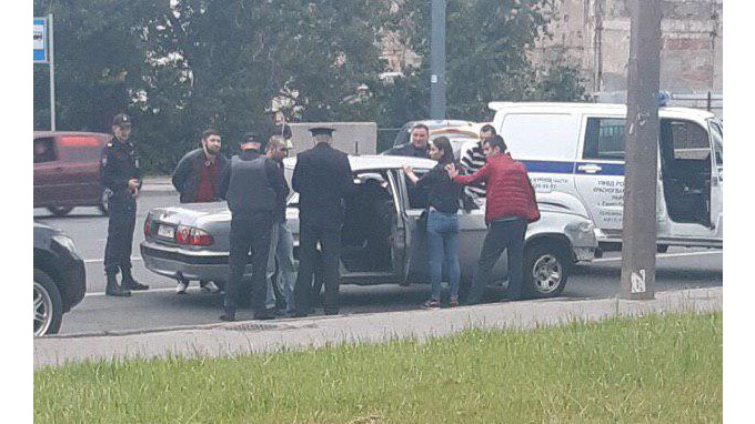 Пассажир "Волги" стрелял из окна около станции метро "Ладожская"