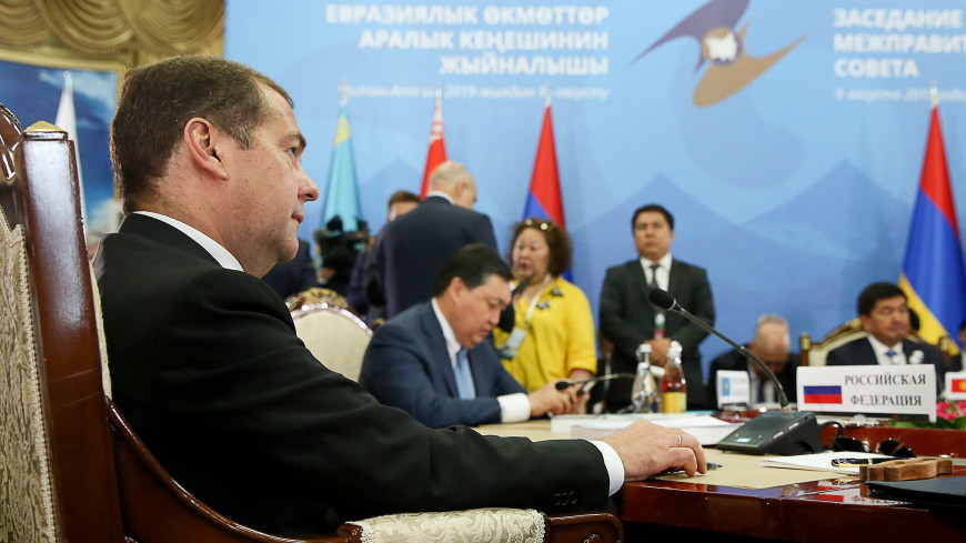 Медведев вместе с коллегами погасил юбилейные марки ЕАЭС