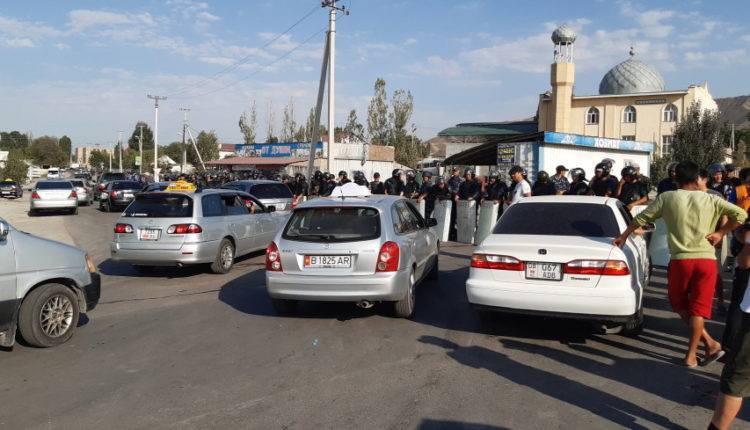 МВД: Ситуация в Бишкеке, где ранее собрались сторонники Атамбаева, взята под контроль